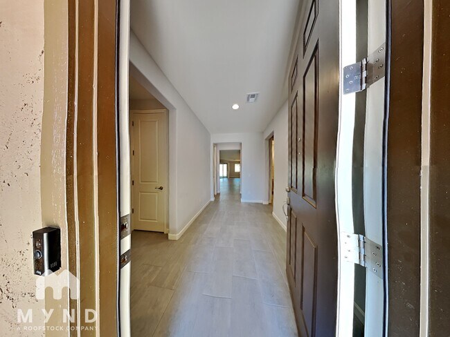 Foto del edificio - 720 E Silver Canyon Pl