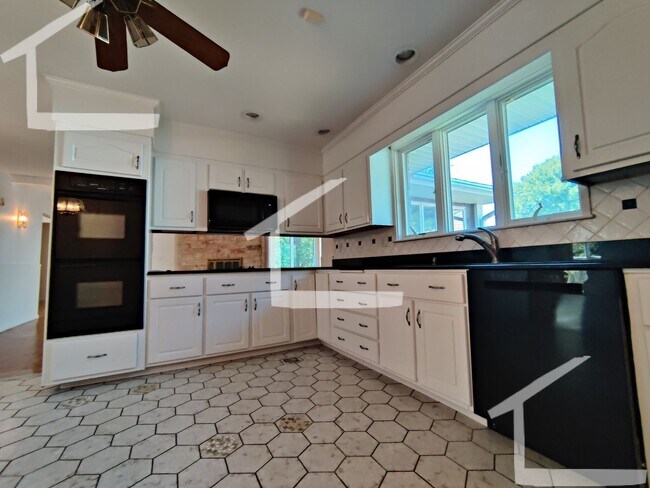 Foto del edificio - The possibilities are endless in this Huge...