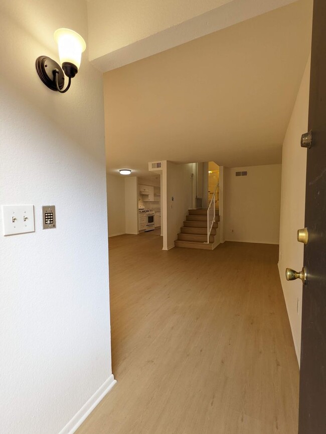 Building Photo - Spacious modern and renovated One Bedroom ...