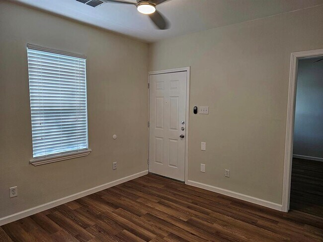 Foto del edificio - 1918 E 10th St