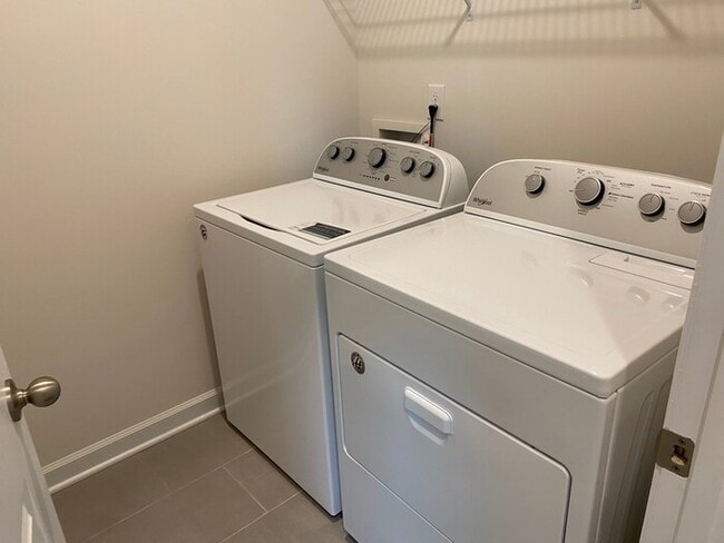 Building Photo - Nice 3 bedroom 2.5 bath