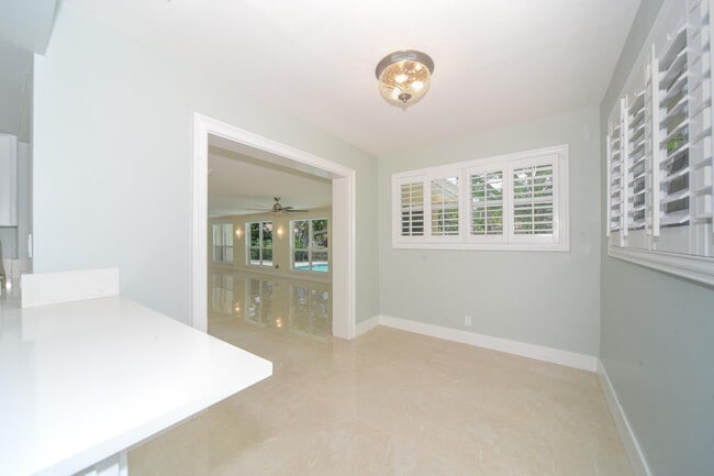 Building Photo - 709 W Royal Palm Rd
