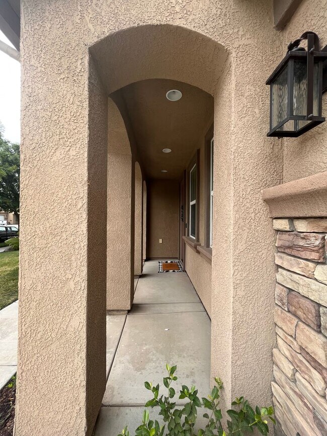 Building Photo - 4141 W. CLINTON - 5 BEDROOM 3 FULL BATH HO...