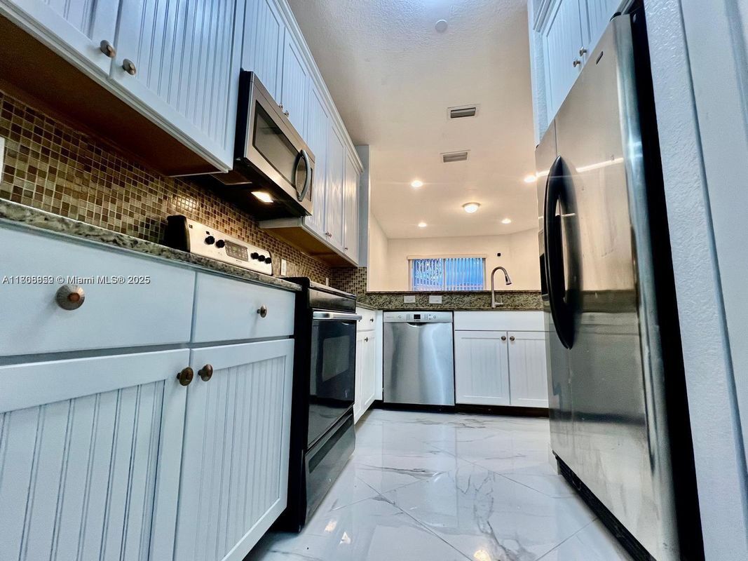 Foto principal - 8962 SW 18th St