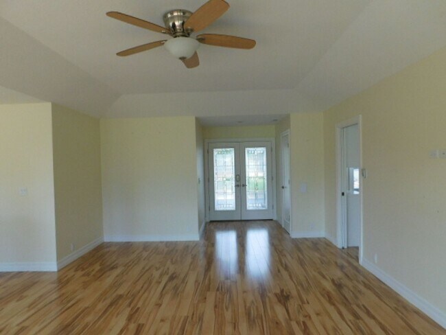 Building Photo - 2Bd/1.5Ba Single Story House - For Viewing!