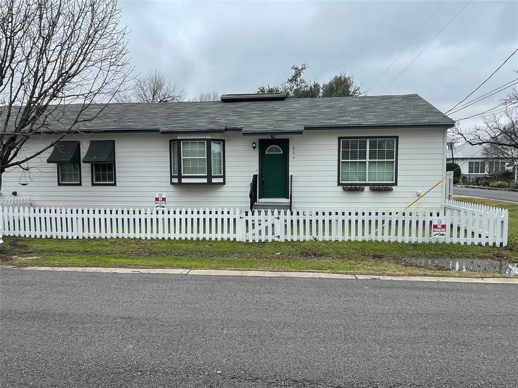 Primary Photo - 209 Ash St