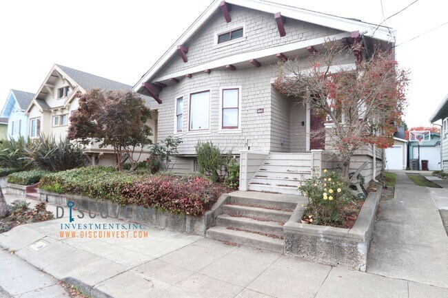 Building Photo - Lower Rockridge Bungalow with Enclosed Yard
