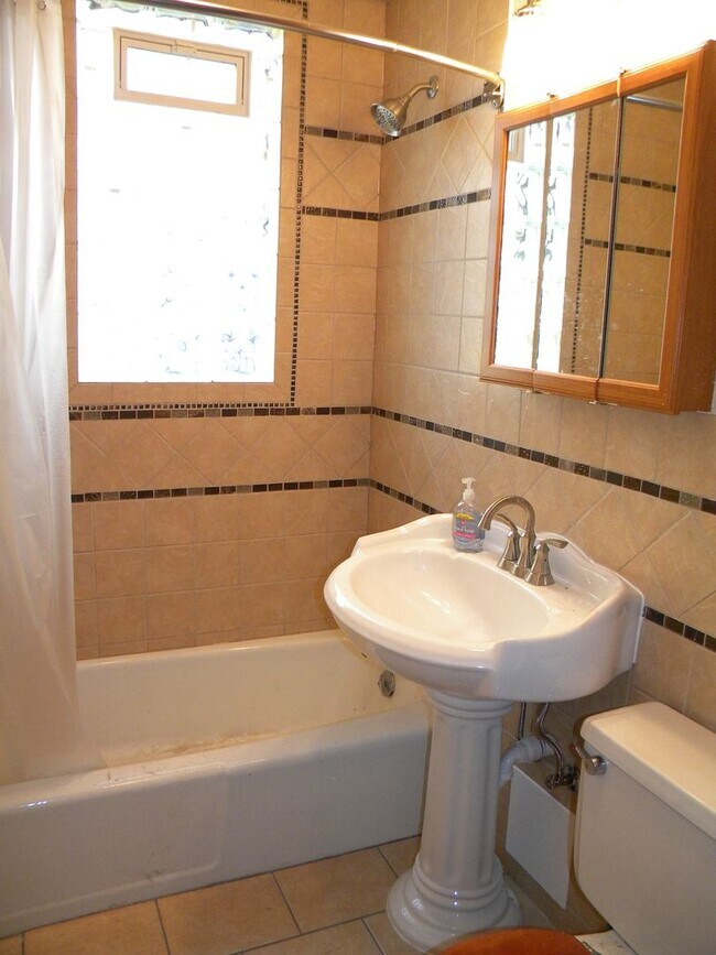 Building Photo - 1309-HEN
