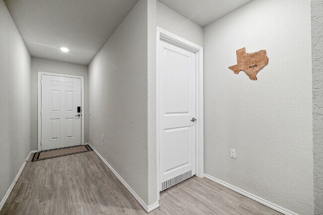 Foto del edificio - "Charming 3-Bed Oasis with 2 Full Baths in...