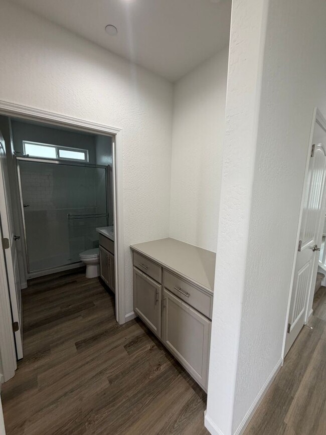 Foto del edificio - Spacious Brand New 4-Bedroom, 3-Bathroom Home with Solar & Low-Maintenance Yard