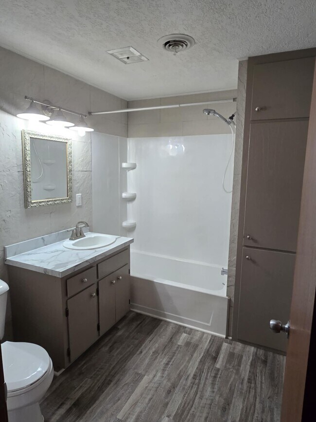 Foto del edificio - 302 N Cedar Ave