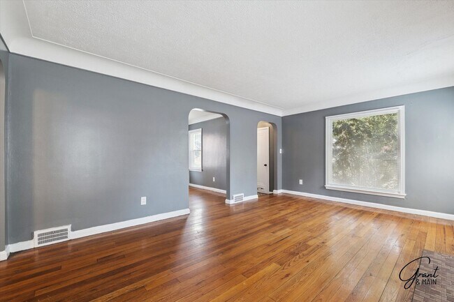 Foto del edificio - $1250 3 bedroom bungalow