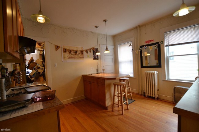 Building Photo - 3 br, 1 bath Apartment - 41 Easton St # 1DB