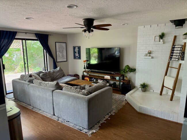 Foto del edificio - Charming *Recently Updated* 3BD* 2.5 BA* S...