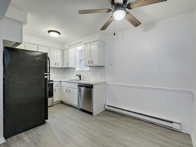 Foto del edificio - 3741 Woodford Ave NW