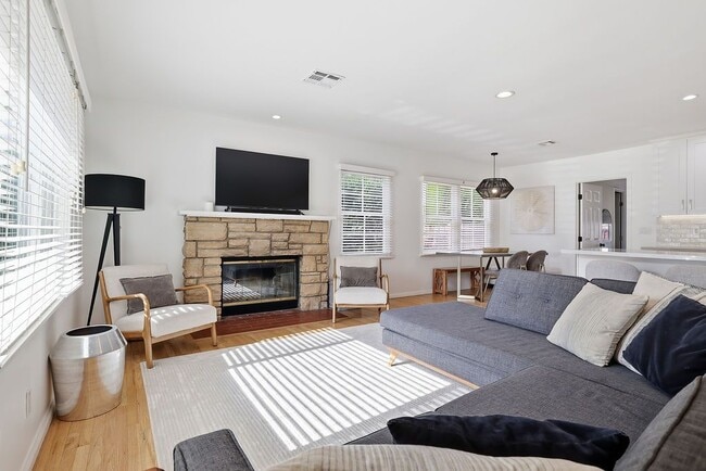 Building Photo - 4958 Canoga Ave