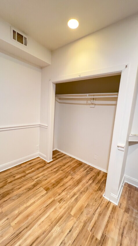 Foto principal - 2341 18th St NW