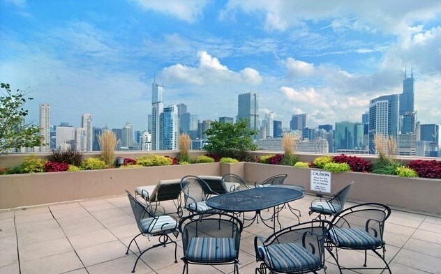 Rooftop Deck - 435 W Erie St