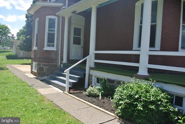 Building Photo - 330 Broad St
