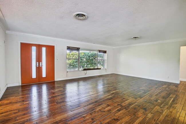 Building Photo - 2740 NE 34th St