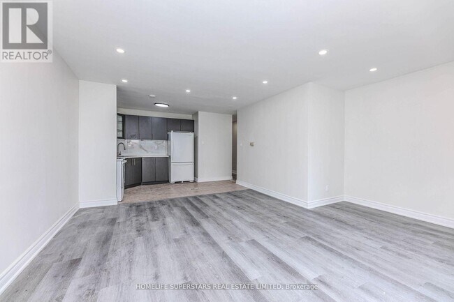 Photo du bâtiment - 1164 The Queensway