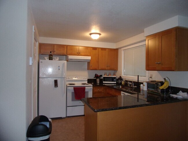 Foto del edificio - 1595-1595 NW Tyler Ave