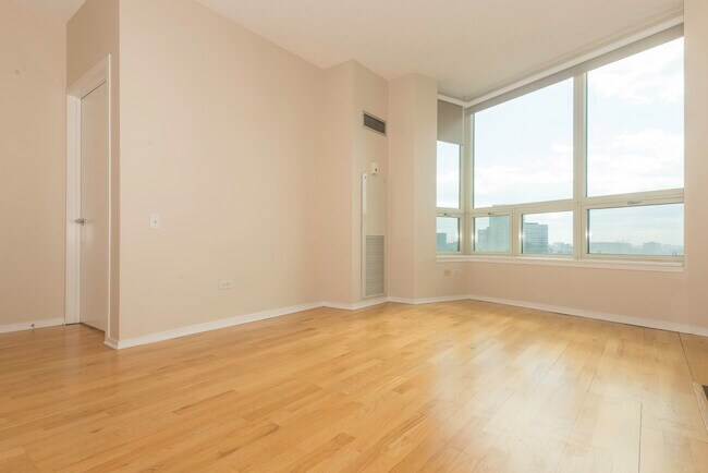 2nd Bedroom - 600 N Kingsbury St