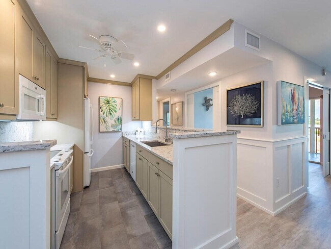 ¡Espectacular Park Shore! - 555 Park Shore Dr