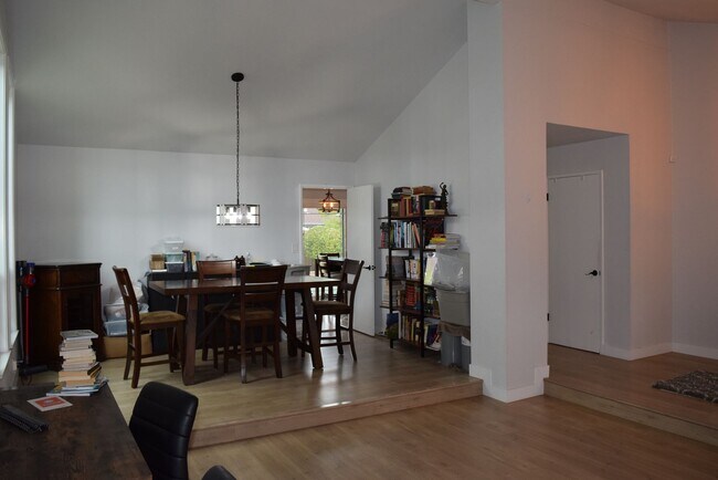 Building Photo - 1717 Oakview Dr