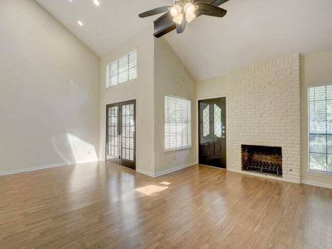 Foto del edificio - 10819 Crown Colony Dr
