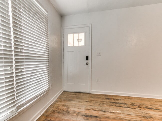 Photo - 1121 Bellevidere Dr House