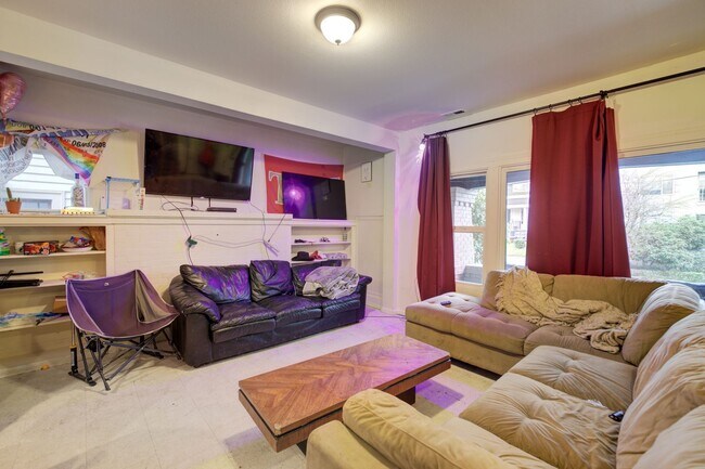 Foto del edificio - Huge U.W. Home Now Renting for September 2026