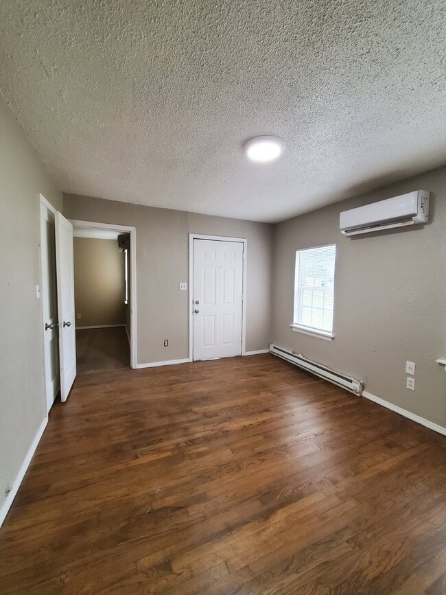 Building Photo - 301 W Lilac Ln