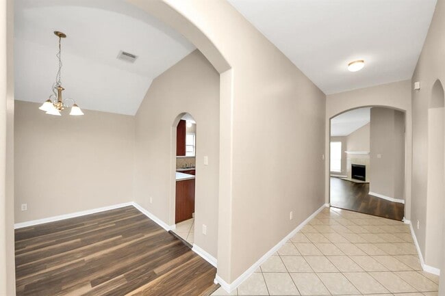 Building Photo - 25239 Clover Ranch Dr