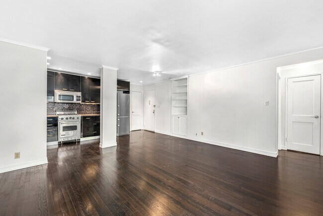 Dining Area - 140 7th Ave