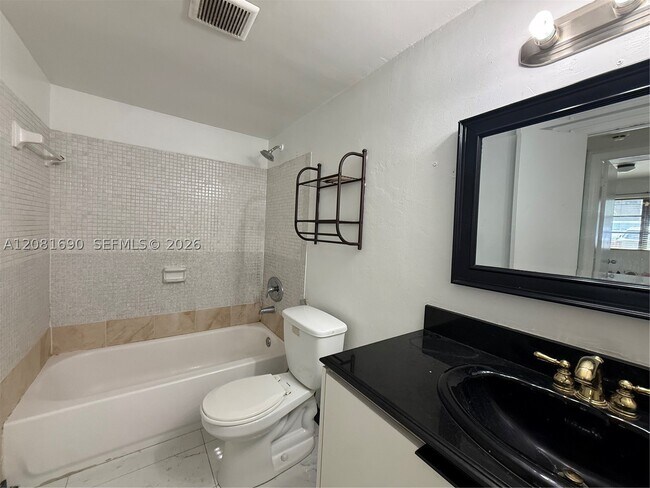 Foto del edificio - 7913 SW 104th St