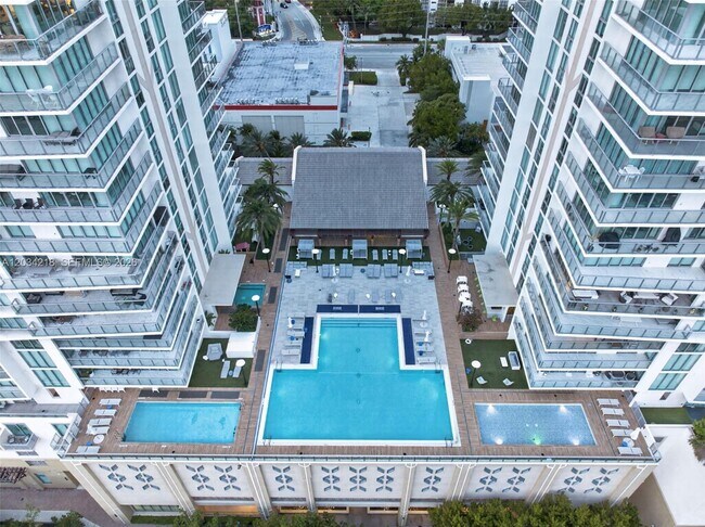 Foto del edificio - 300 Sunny Isles Blvd