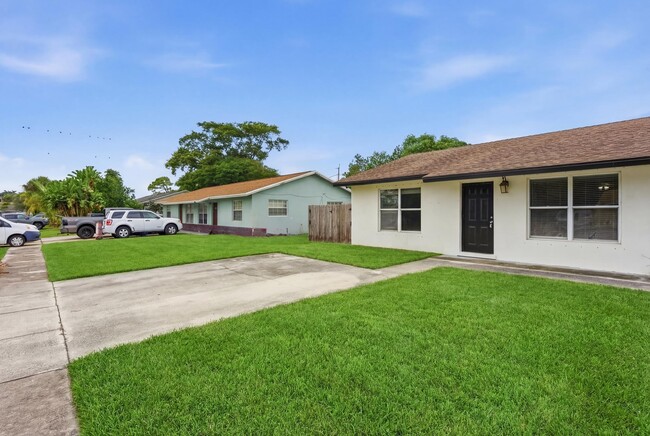 Building Photo - 3847 Roan Ct E