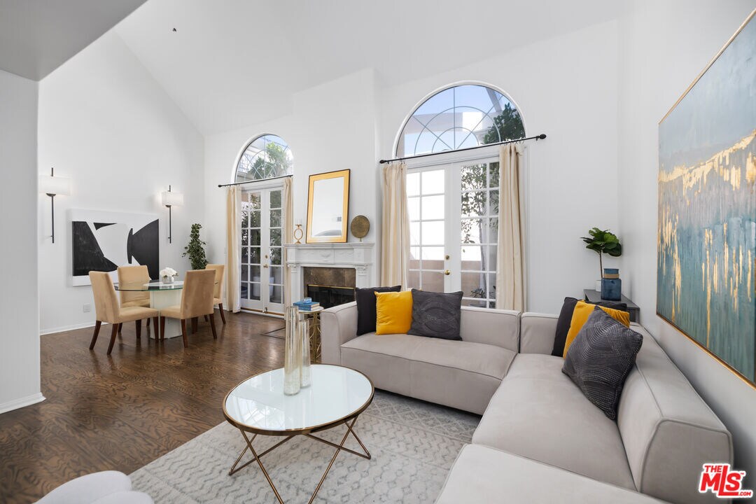 Foto principal - 930 N Doheny Dr