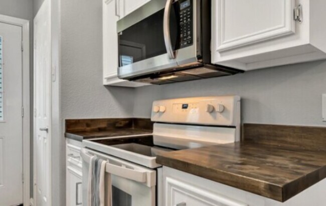 Building Photo - Partially Furnished 4 bed 4 bath near campus!
