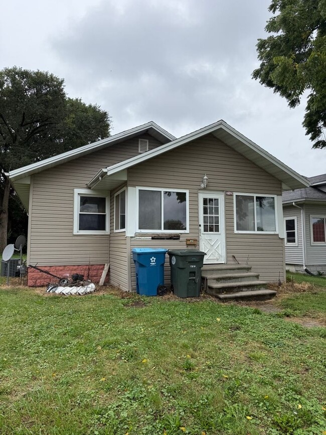 Building Photo - 712 Western Ave