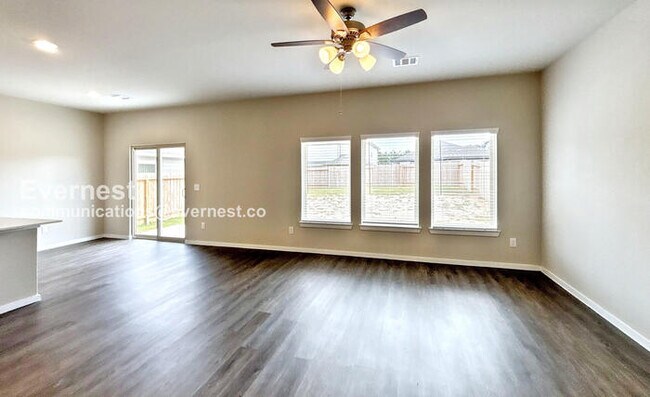 Foto del edificio - 5923 Hollyhock Ln