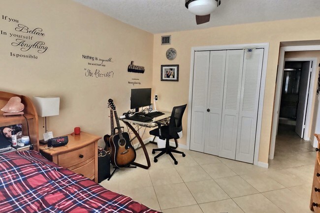 Building Photo - 6215 Bay Club Dr