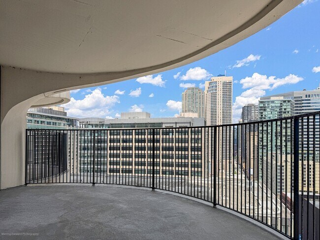 Foto del edificio - 300 N State St