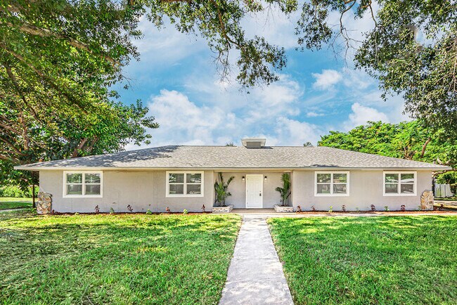 Building Photo - 300 Riomar Dr