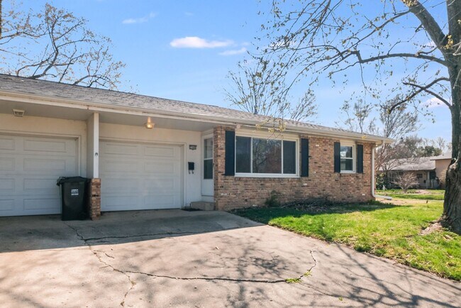 Foto del edificio - 2 bedroom 1 bathroom duplex-Available JUNE 2026