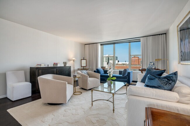 Foto del edificio - 1325 N State Pkwy