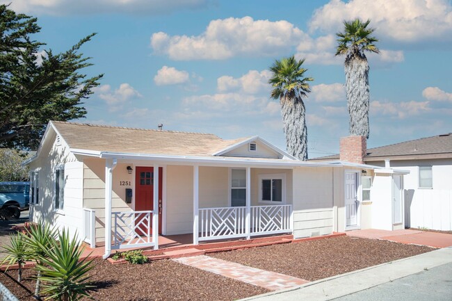 Building Photo - Refinished 3 Bedroom Seaside Cutie