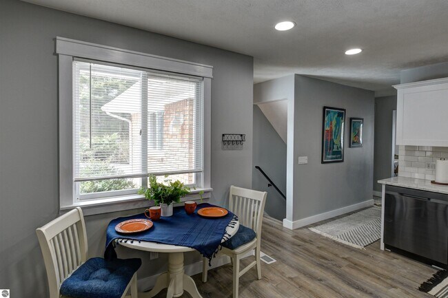 Building Photo - 9994 Edgewood Ave