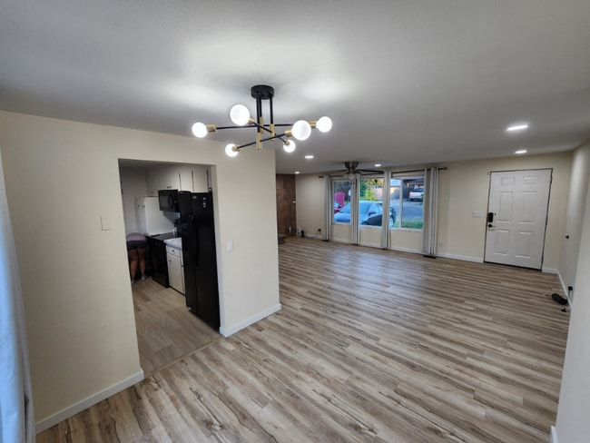 Building Photo - 950 SE 6th Ave